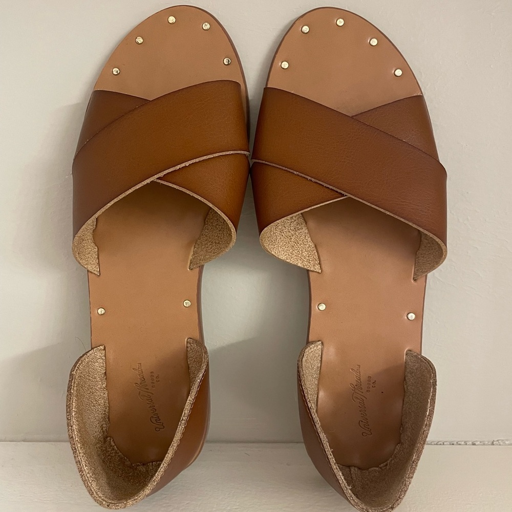 Universal flat sandals